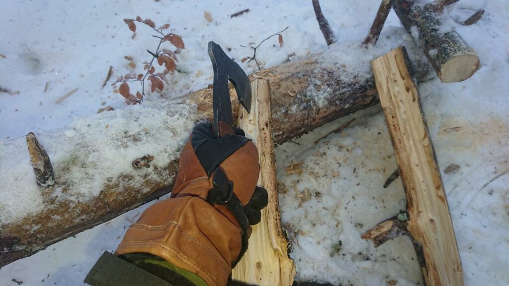 Utiliser une hachette en toute sécurité 10 Frappez sur le haut du demi-rondin