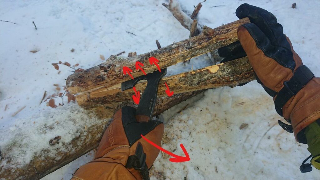 Utiliser une hachette en toute sécurité 7 On appuie sur le manche pour faire levier, et écarter les deux morceaux