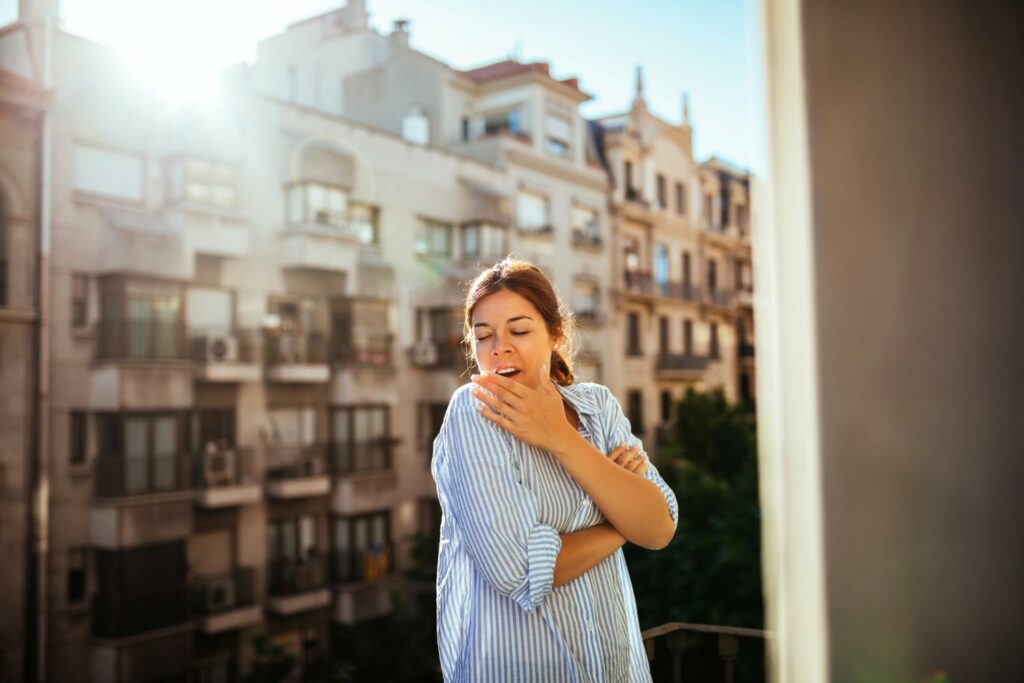 femme baillant la journée