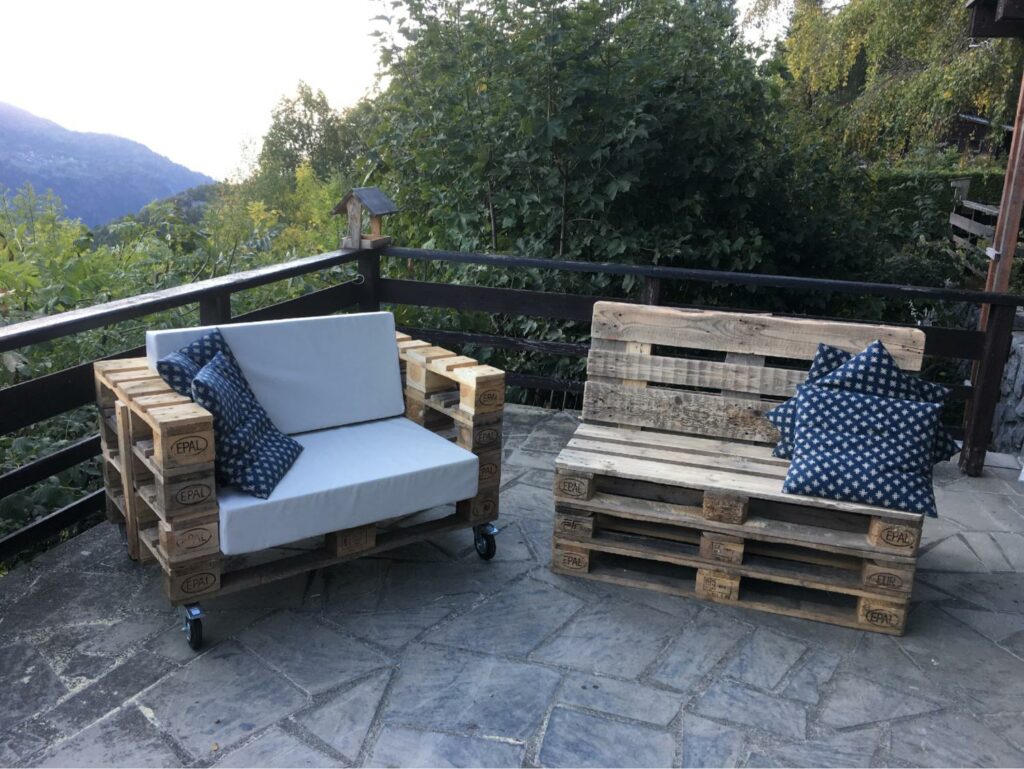 canapé en palette avec dossier incliné