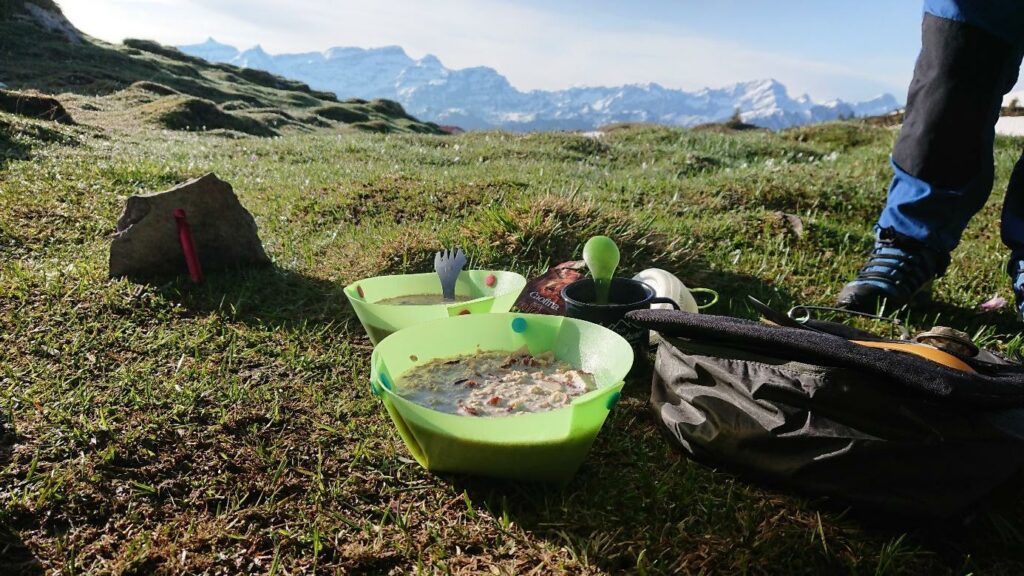Le meilleur petit déjeuner randonnée quand on est dans les bois : le porridge ! 13 petit déjeuner randonnée avec vue !