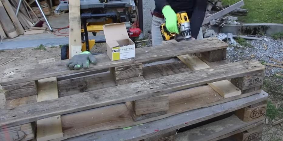Fixation des planches de renfort pour le dossier