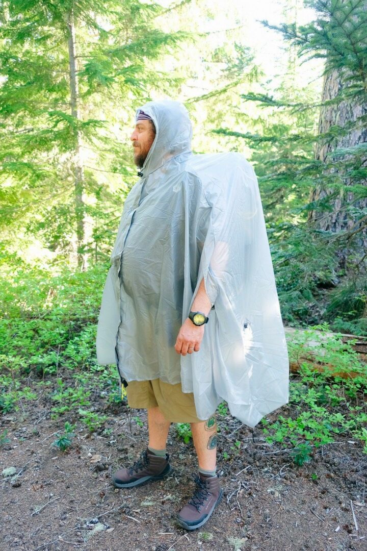 Un abri minimaliste, le poncho-tente ! 2 La Gatewood Cape en mode poncho, porté ici par Whitney « Allgood » LaRuffa, vice-président vente & marketing de Six Moon Designs – source www.sixmoondesigns.com
