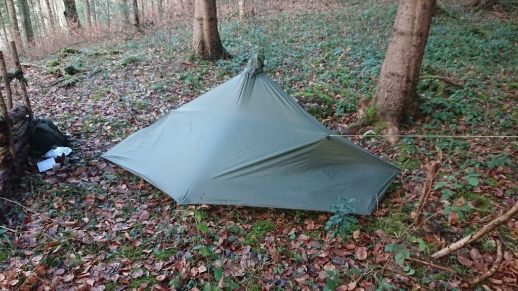 Un abri minimaliste, le poncho-tente ! 9 Vue arrière de la Cape, avec les deux points d’accroche rehaussés par des cordelettes
