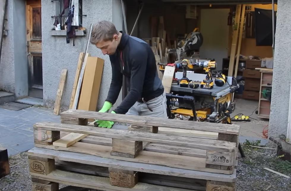 Fixation des planches de renfort pour le dossier