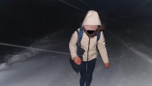 personne qui marche la nuit sous la neige