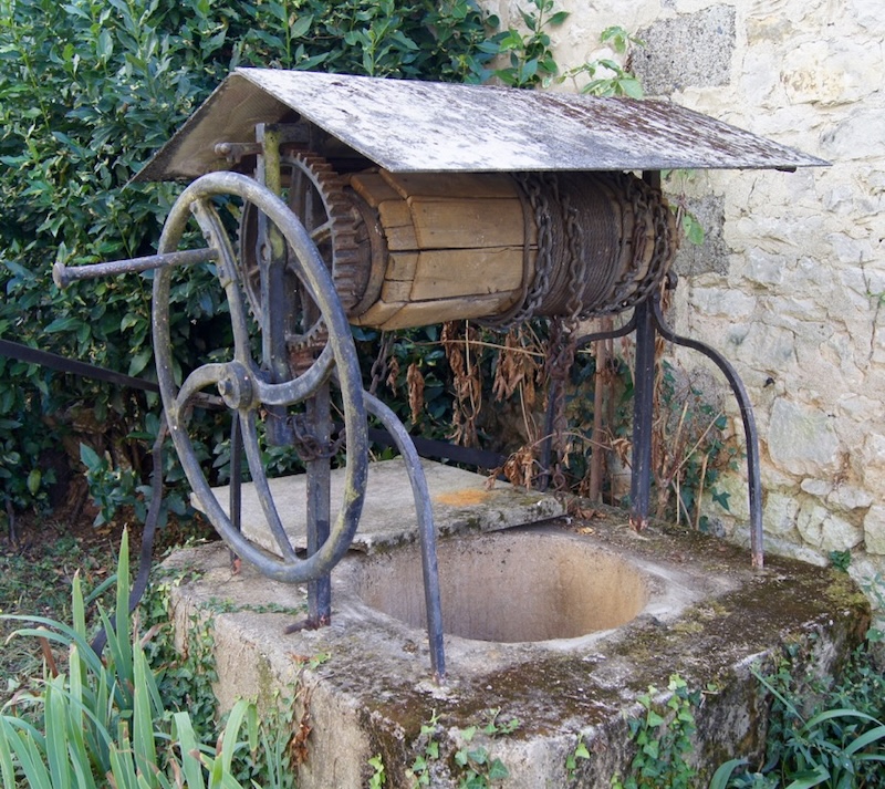 récupères l’eau d’un puits avec un sceau