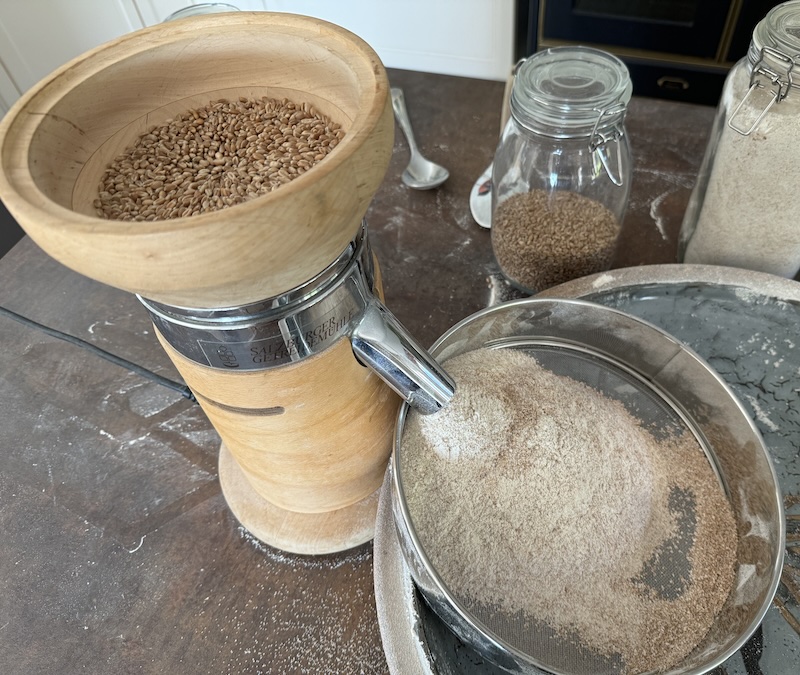 Passer le blé dans le moulin pour farine fait-maison